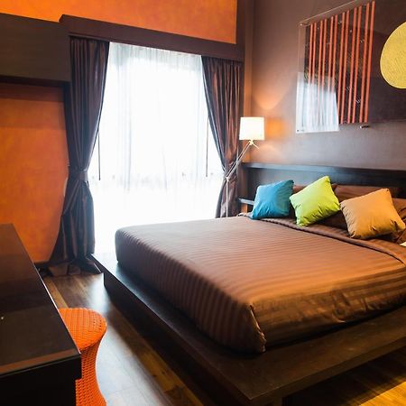 Third Rock Hostel Бангкок Экстерьер фото