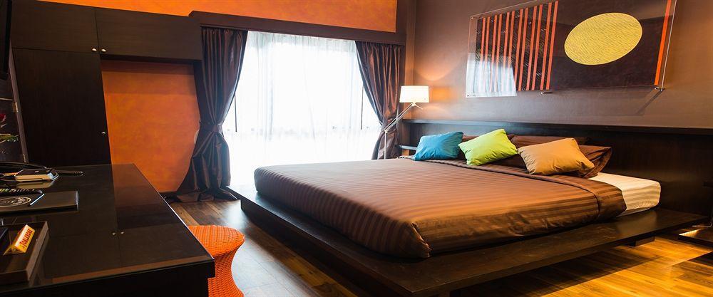 Third Rock Hostel Бангкок Экстерьер фото