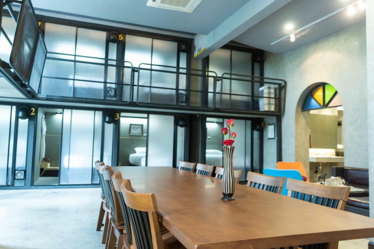 Third Rock Hostel Бангкок Экстерьер фото