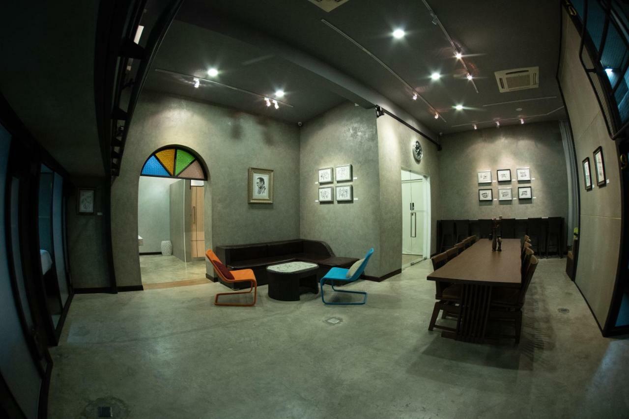 Third Rock Hostel Бангкок Экстерьер фото