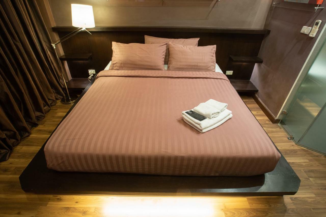Third Rock Hostel Бангкок Экстерьер фото