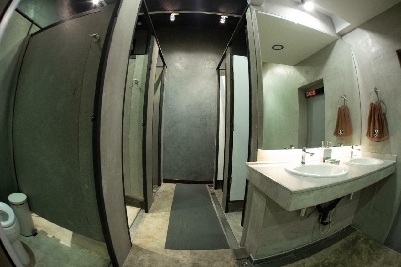 Third Rock Hostel Бангкок Экстерьер фото