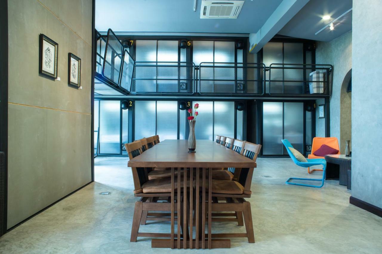 Third Rock Hostel Бангкок Экстерьер фото