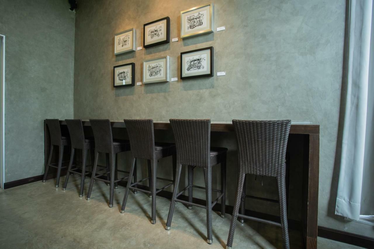 Third Rock Hostel Бангкок Экстерьер фото