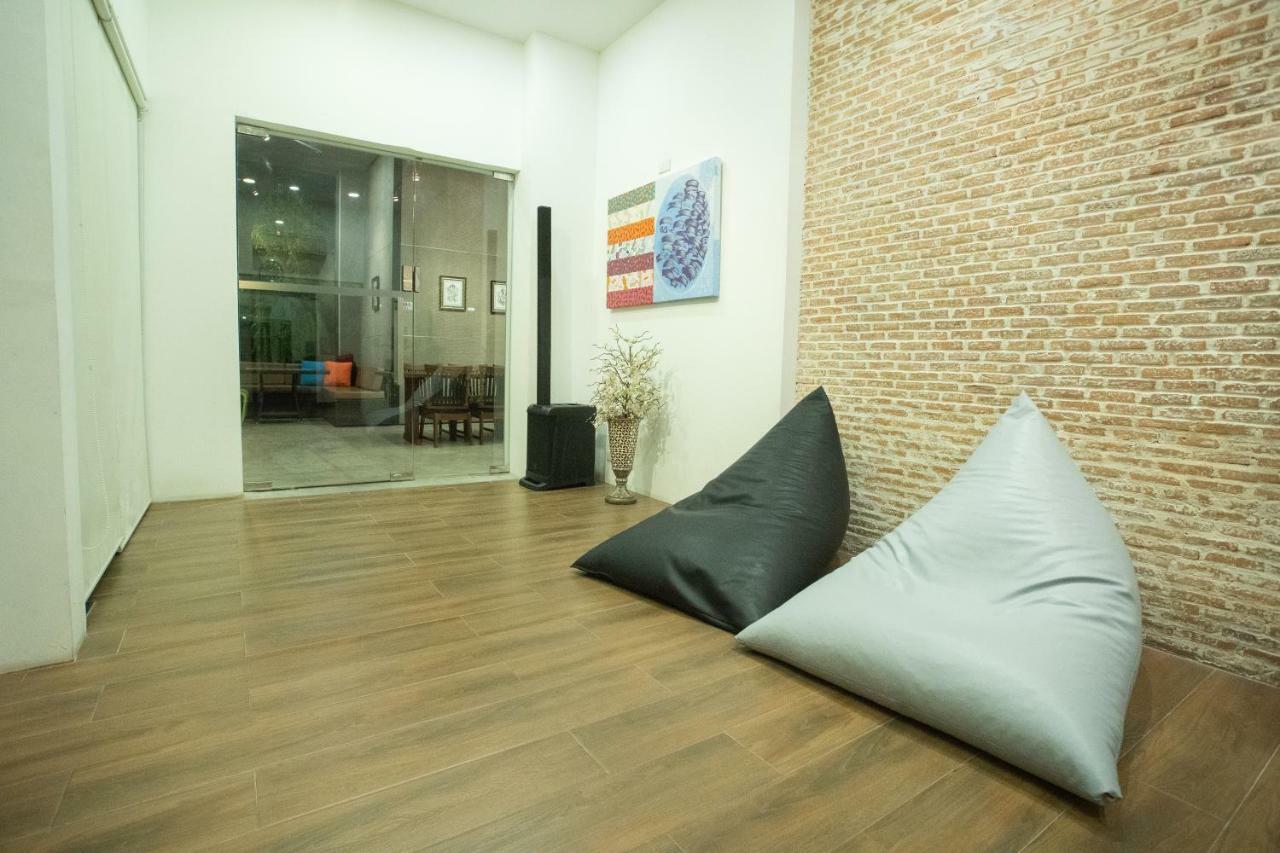 Third Rock Hostel Бангкок Экстерьер фото