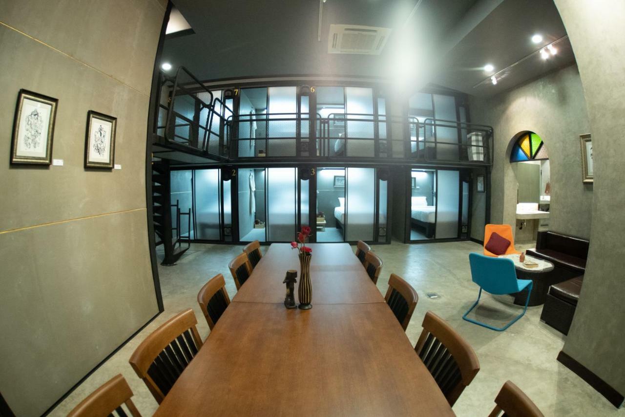 Third Rock Hostel Бангкок Экстерьер фото