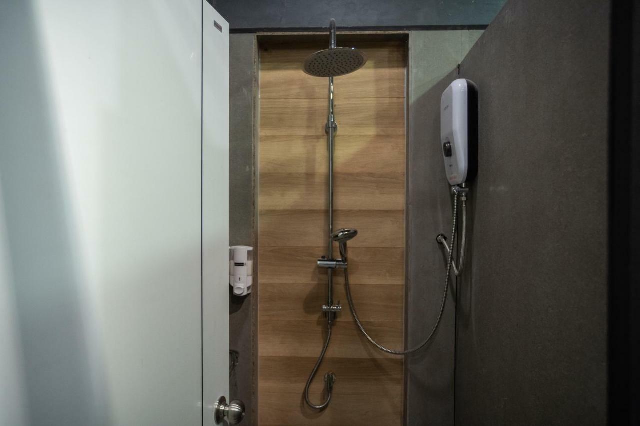 Third Rock Hostel Бангкок Экстерьер фото
