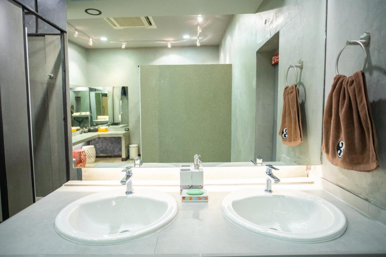 Third Rock Hostel Бангкок Экстерьер фото